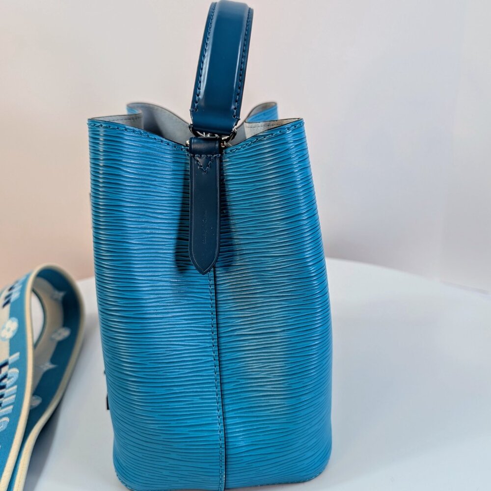 Louis Vuitton Noé BB Bag in Epi Leather with LV Strap and Charm - Picture 3 of 17